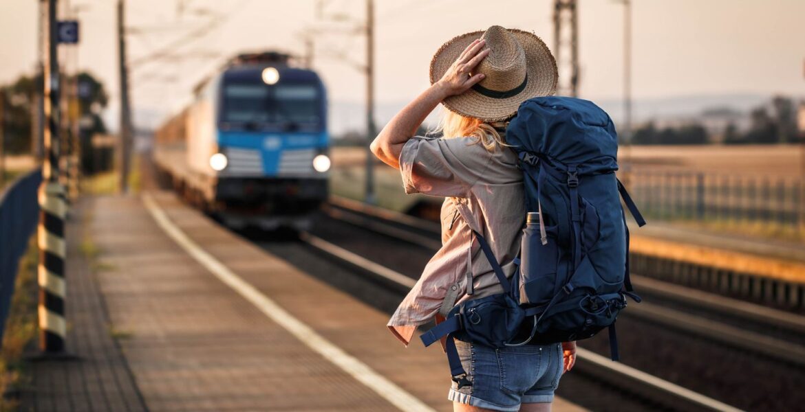 how to find last minute travel deals online