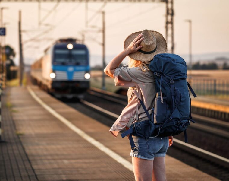 how to find last minute travel deals online