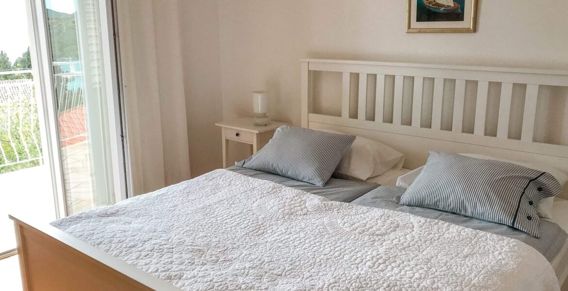 how to save money on accommodation while traveling