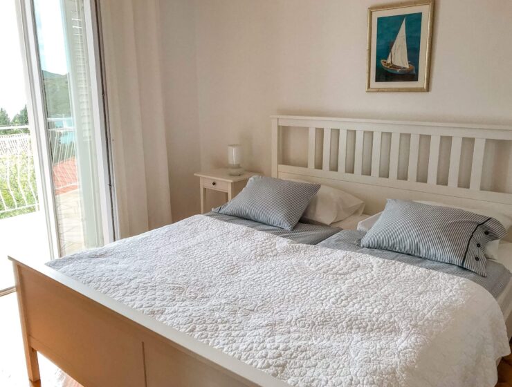 how to save money on accommodation while traveling