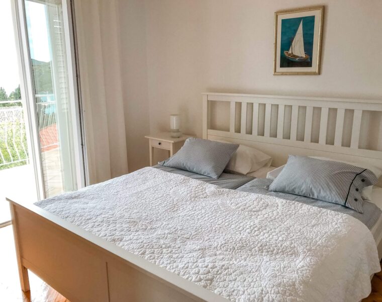 how to save money on accommodation while traveling