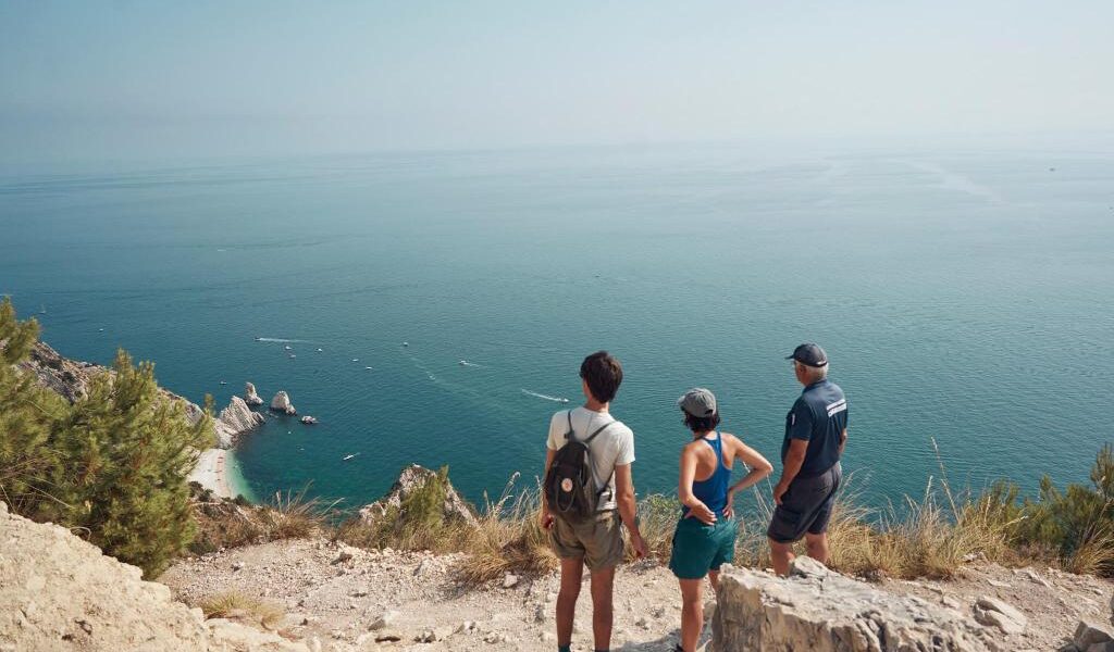 how to plan a group travel itinerary without conflicts