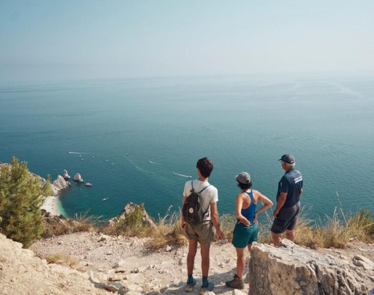 how to plan a group travel itinerary without conflicts