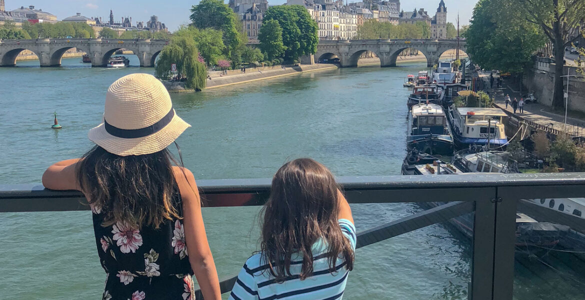 how to avoid common travel scams in popular tourist cities